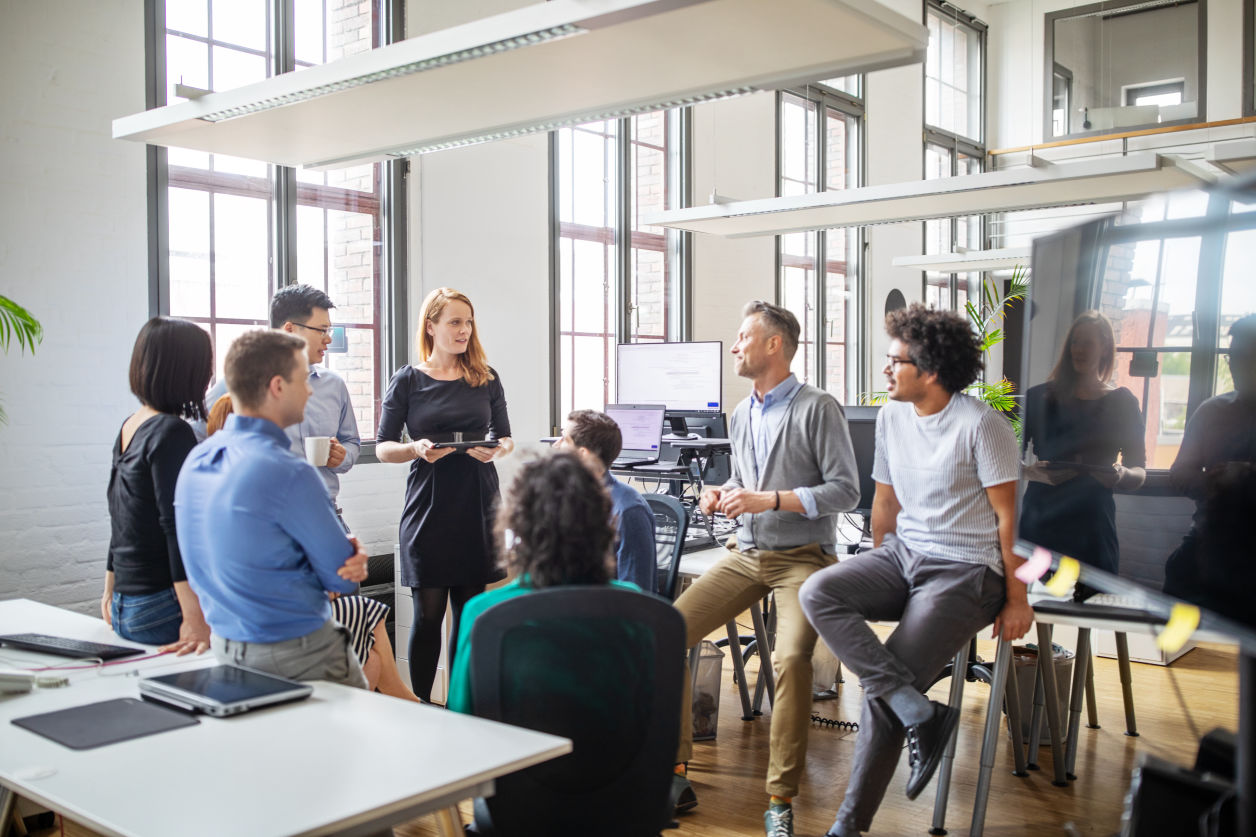 Foto: Entwicklungsteam - eine Gruppe von Personen im Büro